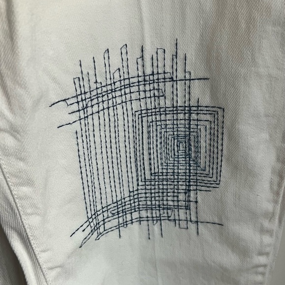 🛍️Universal Thread High Rise Boyfriend Jeans Cream Blue Embroidery Size 14/32 - Picture 3 of 5